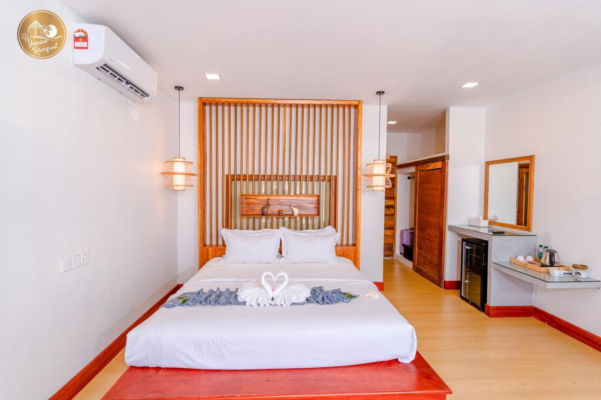 Hotel Jasmine River Front Kampot Esterno foto