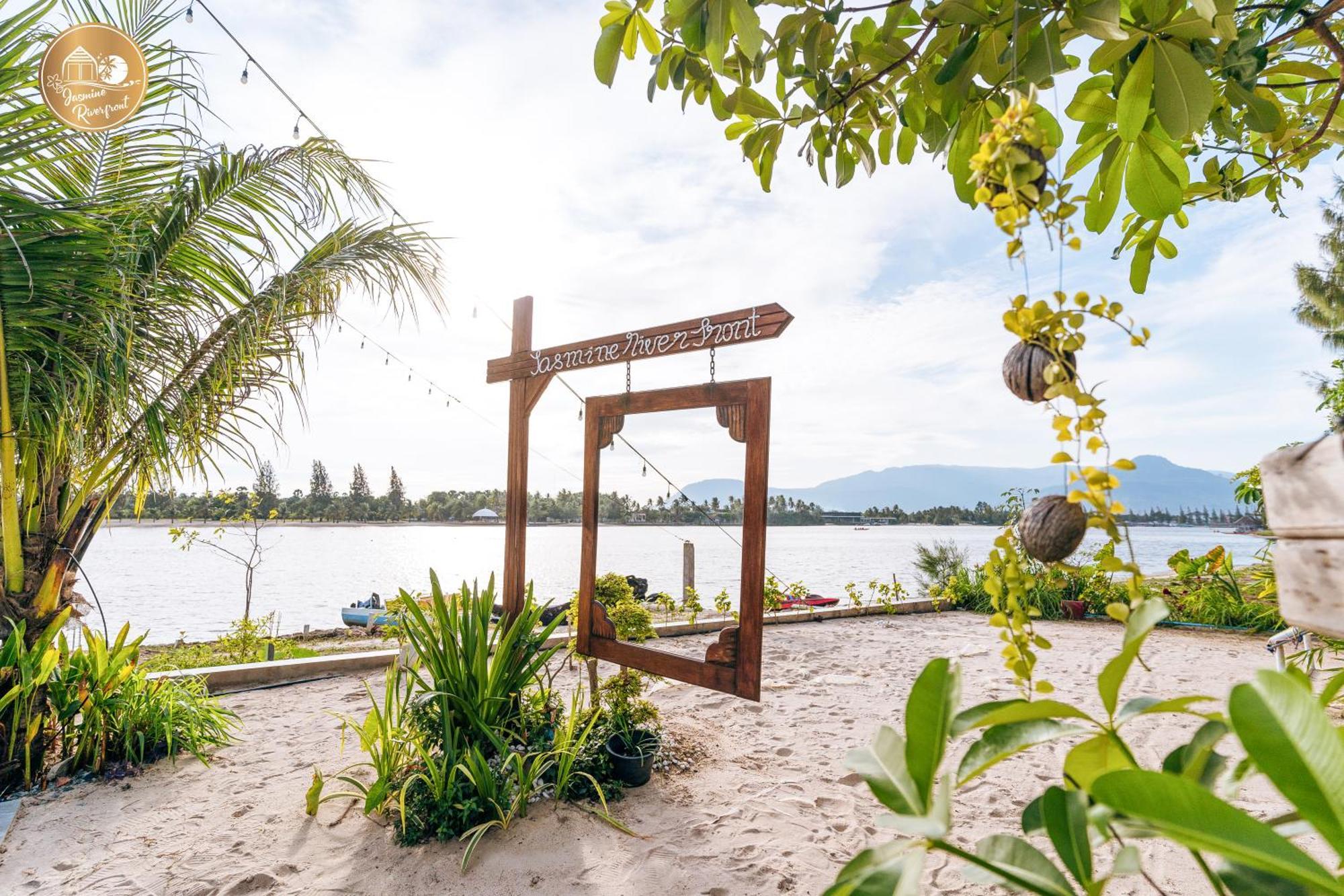 Hotel Jasmine River Front Kampot Esterno foto